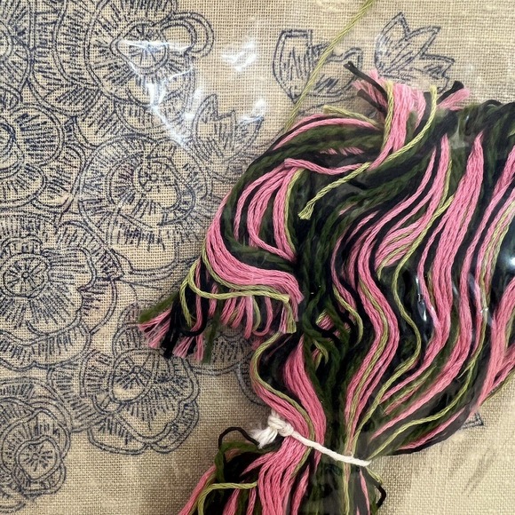 New‎ Vintage 1970 Vogart Crafts Crewel Kit Pink Blooms Kit No 2614 Crewel - Picture 3 of 4